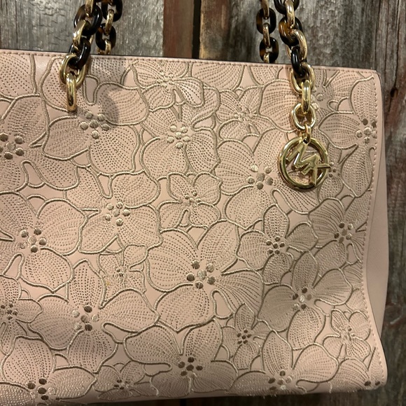 Beautiful Blush Pink Michael Kors Tote - Picture 3 of 12